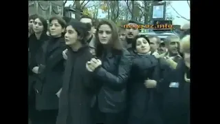 يوم دفن الأسطورة احمد كايا        في  مقبرة العظماء في فرنسا     دندنها