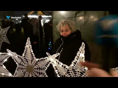 Moonlight shopping en avond kerstmarkt in Dedemsvaart. Gewoon een beetje swingen op de muziek en dan blijf je warm.