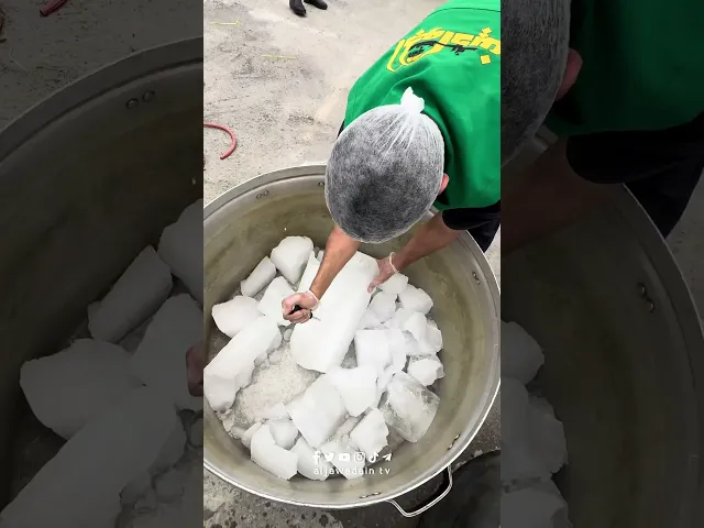 ⁣توزيع بركات الإمامين الكاظمين (ع) في جمهورية إيران بمناسبة ذكرى ولادة الإمام الرضا (ع)