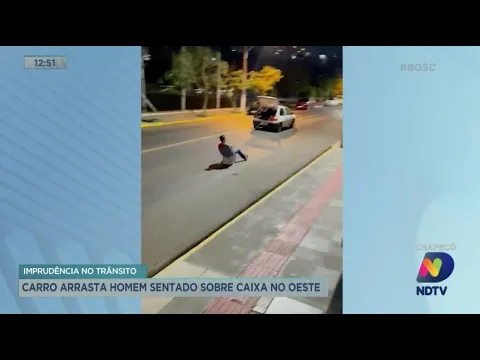 Imprudência no trânsito: carro arrasta homem sentado sobre caixa no Oeste