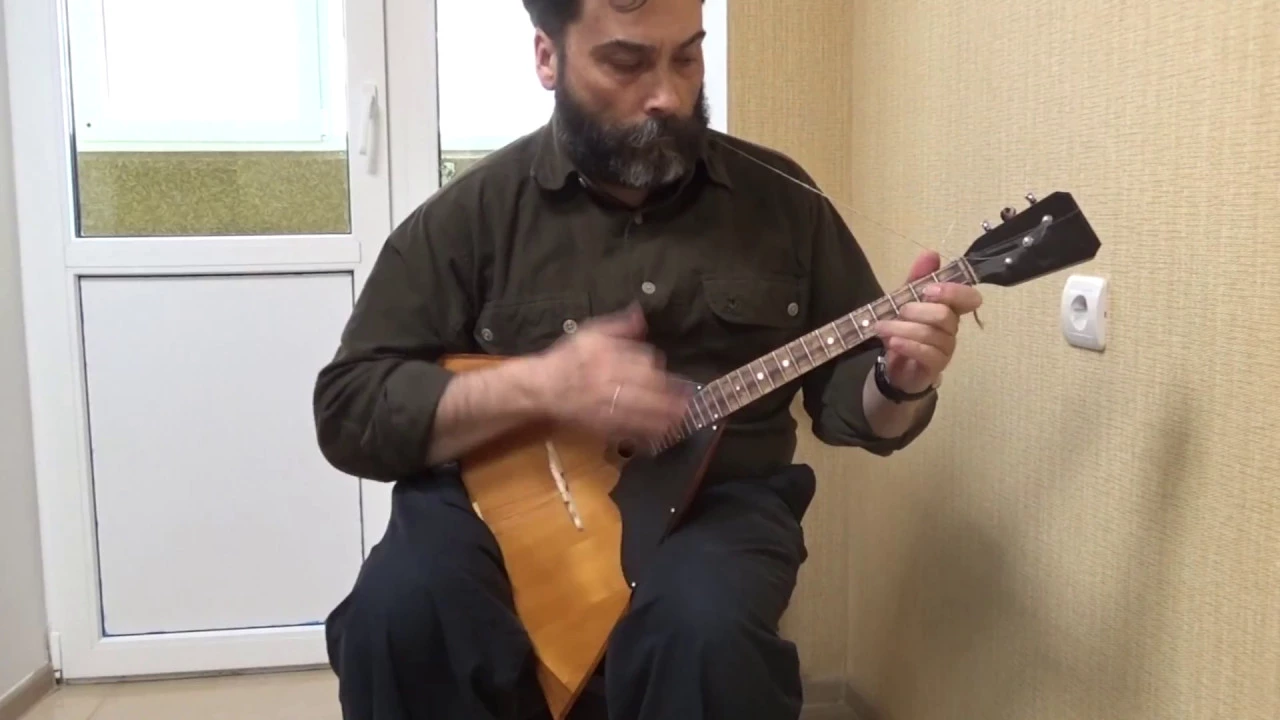 Коробейники (The Peddlars). Russian folk song played on balalaika.