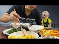 Download Lagu Guess if baby monkey Xuka can eat the same food as her dad?