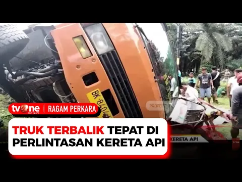 Hindari Jalan Rusak, Truk Terbalik Tepat di Perlintasan Kereta Api