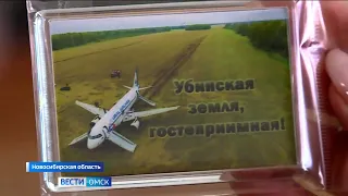 Омичке, пассажирке рейса, который совершил  посадку в поле, передали памятный подарок