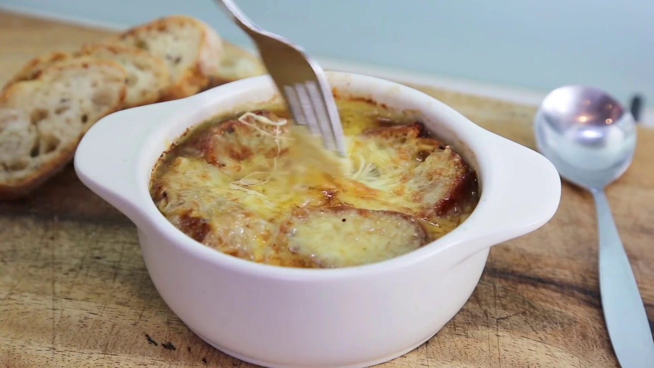 Classic French onion soup recipe - how to Make  your own at home