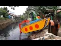 bego excavator amphibi menuruni sungai