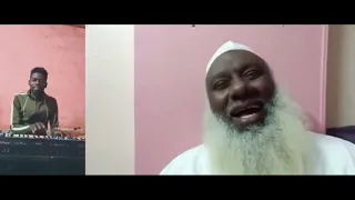 شيخ دين سوداني يغني بصوت أجمل من الفنانين ويحذر من سب الدين بالغنا 