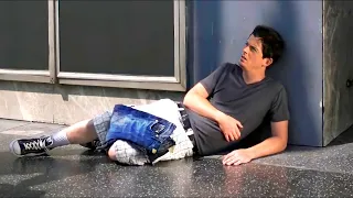 شاب فقير ومستهتر بيلاقي بنطلون سحري بيطلع 100 دولار فالساعه وبيبقي غني جدا لكنه بيقع فمشاكل 