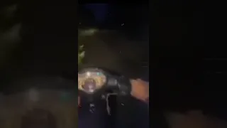 رجل يوثق صوت بكاء طفل بغابة مهجورة     دندنها