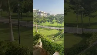 ب مدينتي الفيو يعني قعدة فالبلكونه ال٢٤ ساعه   شقه للبيع ب مدينتي بي١٠ ع اكبر وايد جاردن             دندنها