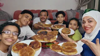 تحدي اكل مع لمه العيله على 25 رغيف حواوشي من عند هو هو فيديو من اوله لاخره ضحك 