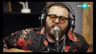 אליאב זוהר עומד בשער קאבר עמיר בניון לייב באולפן ן השאלון של Eco99fm 