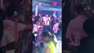 كريم كرستيانو يغني خارج الشارع متحول لايف نايت كلاب Vip كريم كرستيانو 