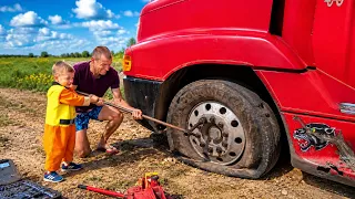 Le camion géant est tombé en panne ! Le petit mécanicien vient à la rescousse ! 😱🚚👦