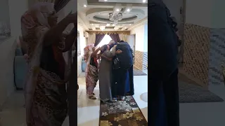 الفيديو الذي أبكى المتابعين ناشط سوداني يوثق لحظة دخوله على والدته وشقيقاته المنزل قادما من السودان 