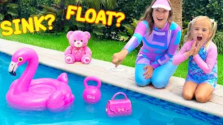 ¿Se hundirá o flotará ¡Alice prueba juguetes rosas en la piscina!