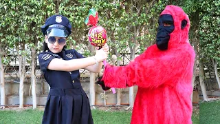 شرطية غزل تعلم الغوريلا !! Ghazal pretend Police chase Gorilla