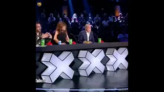 رجل يرسم بالحجارة احداث هجره سوريا  اغنيه غربه وطن للطفل محمد جنيدى دندنها