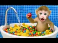 Download Lagu Mono BeBe adorable se baña con los patitos en una bañera llena de caramelos m\u0026m coloridos!