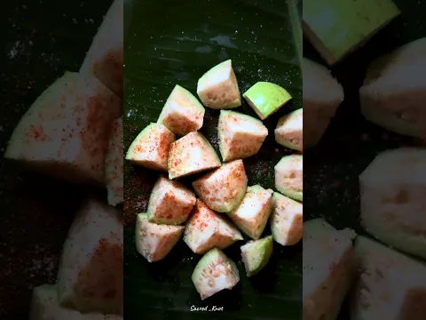 The Desi Way to Enjoy Fresh Guava π#guava #chilli #salt #tasty #trendingshorts