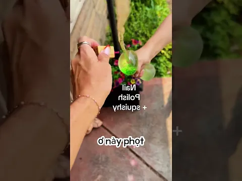 Cặp đôi đi chọn giường cưới