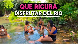 Disfrutando de un rico chocolate en el rio.