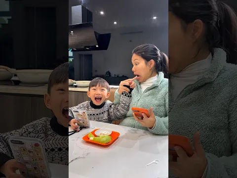 Mom ate his finger ✋✋✋