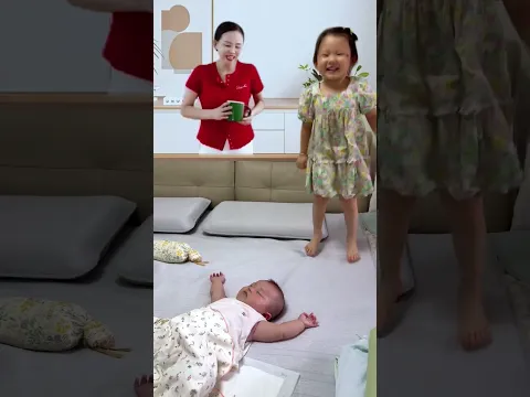 眠っている赤ちゃんを優しくかまうお姉ちゃんが可愛すぎる。😆💕
