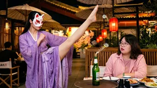 以为只是普通倒酒？小姐姐凌空一脚精准踢飞瓶盖，现场直接看懵！【猫猫小可爱】