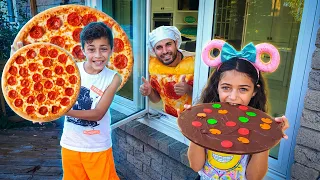 Heidi y Zidane piden la pizza más grande 🍕 Entrega divertida, mono y gorila travieso