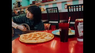 YouTube影片, 內容是歲月流逝飯菜依舊美味 的 片尾曲「味噌汁とバター」汐れいら