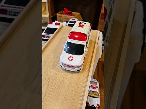 ambulance minicars slide into the hole #救急車 #minicar #ambulance