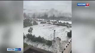 В Сочи, где уже вторые сутки бушует ураган, начали восстанавливать движение поездов