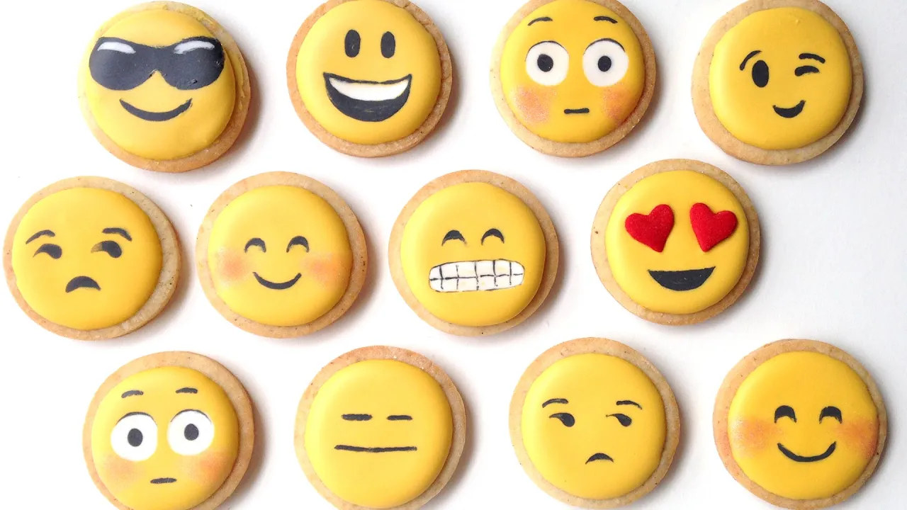 HOW TO DECORATE EMOJI COOKIES WITH ROYAL ICING!
