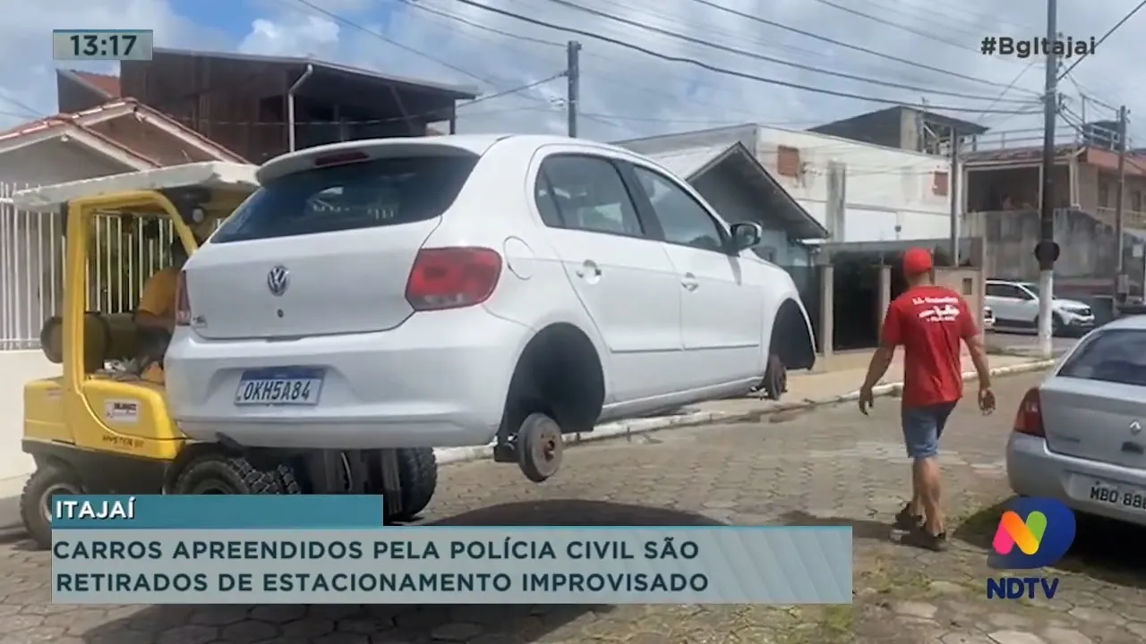 Carros apreendidos pela Polícia Civil são retirados de estacionamentos improvisado em Itajaí