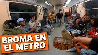 Abriendo la Lata mas Apestosa del Mundo en el Metro (BROMA)