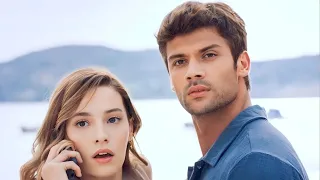 بنت مراهقه تنقلب حياتها فجأة بسبب اختها المتوحده وبتقابل شاب وسيم بتقع فى حبه وهنا بتكتشف اسرار كتير 