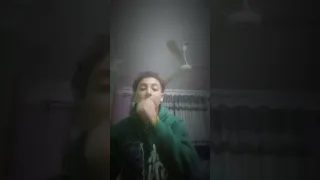 انت قاعد بتحب    وهيا بتشرب فيب   دندنها