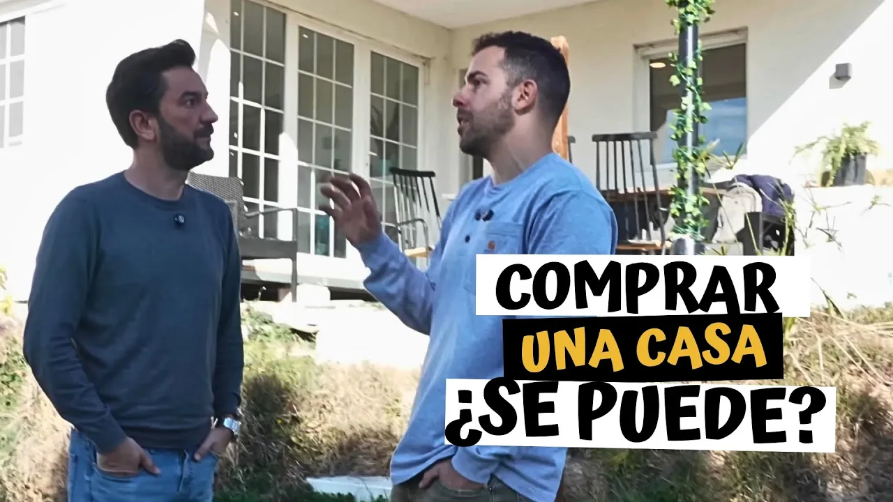 Calculadora y planos de construcción sobre mesa de arquitecto para presupuesto de casa contenedor