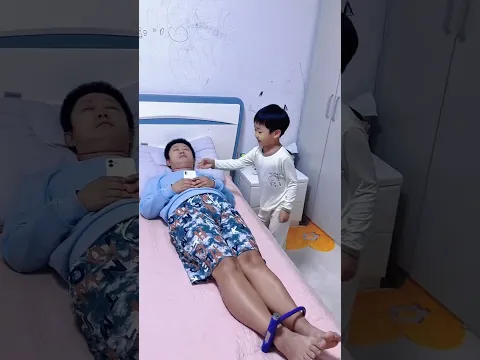 爸爸又在睡懒觉，逗逗他#爸爸带娃#家有萌宝 #comedy