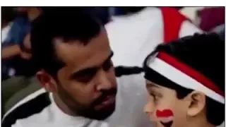 طفل يمني يشجع فريق اليمن في خليجي 24 رفض كل شي من اجل اليمن هنا تكون الوطنية 