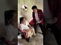 Download Lagu Vergeet de zorgen als je lacht. Bekijk de aardse video om het leven van een honderd te proeven.