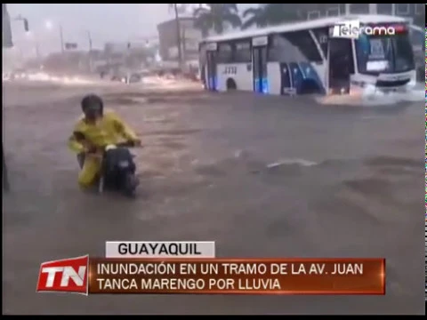 Inundación en un tramo de la av. Juan Tanca Marengo por lluvia
