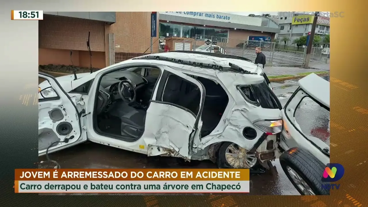 Jovem é arremessado de carro durante acidente