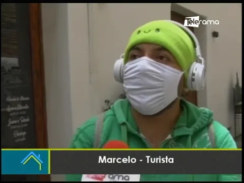 Tradicional Calle Santa Ana se adorna con sombrillas multicolores