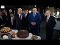 Download Lagu Лукашенко: Я тебе хлеба вот этого с собой дам! // Посмотрите, как Лукашенко принимал лидеров ЕАЭС!