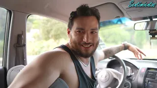 Enanito vendedor de leche salvo a estas chicas de este loko que escapo del manic0mio