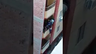 عريس يرمي عروسته من البلكونه والسبب مفاجأة 