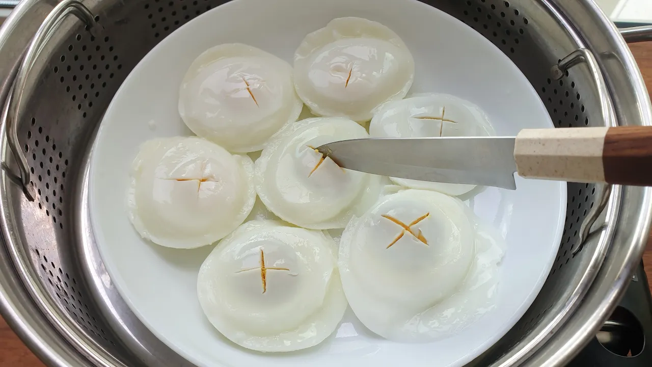 고기 소스를 곁들인 수분 계란찜