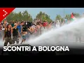 Download Lagu Scontri Bologna: l'idrante della polizia disperde i manifestanti che avevano occupato la tangenziale